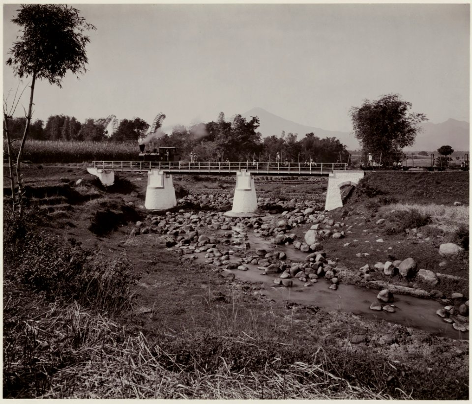 KITLV - 28636 - Kurkdjian - Soerabaja - Train on a railway bridge in Java - circa 1912