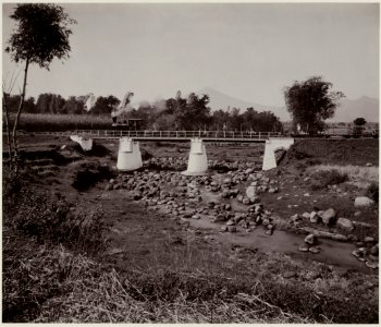 KITLV - 28636 - Kurkdjian - Soerabaja - Train on a railway bridge in Java - circa 1912