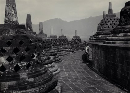 KITLV - 111758 - Kurkdjian - Soerabaia - Borobudur in Magelang - circa 1900