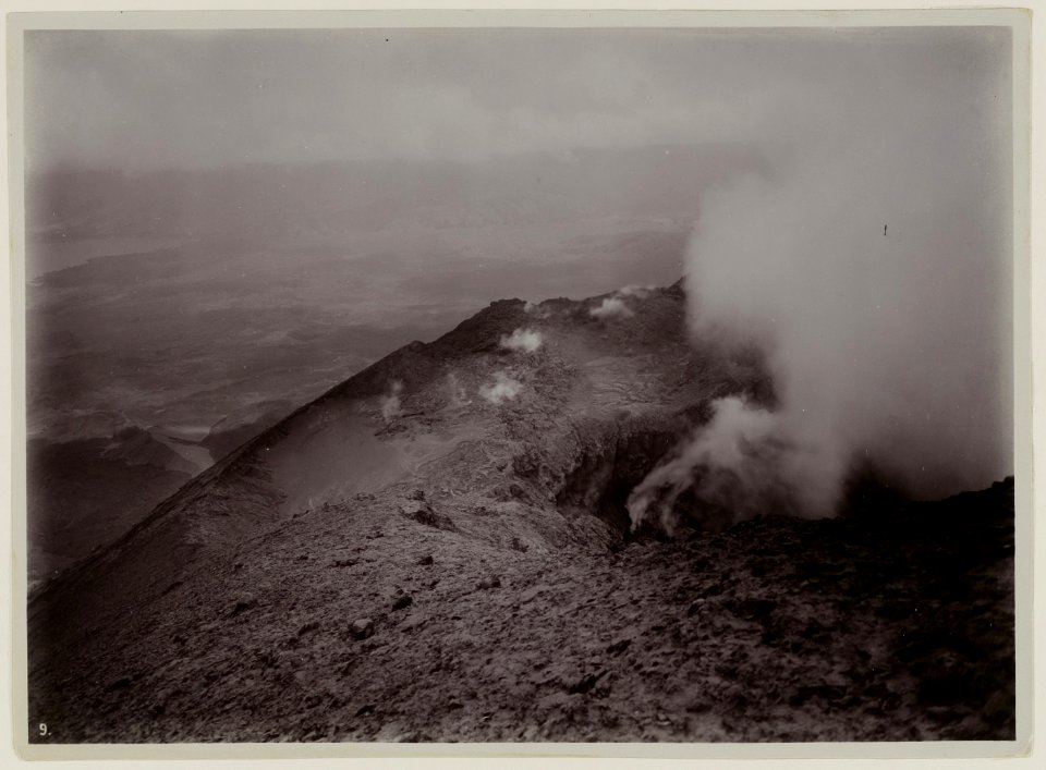 KITLV - 28644 - Kurkdjian, N.V. Photografisch Atelier O. - Soerabaja - Volcano on Bali - circa 1912