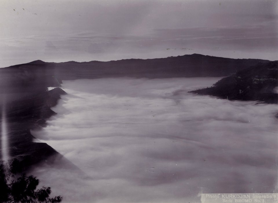 KITLV - 32753 - Kurkdjian, N.V. Photografisch Atelier - Soerabaja - Gunung Bromo volcano shrouded in clouds - circa 1915