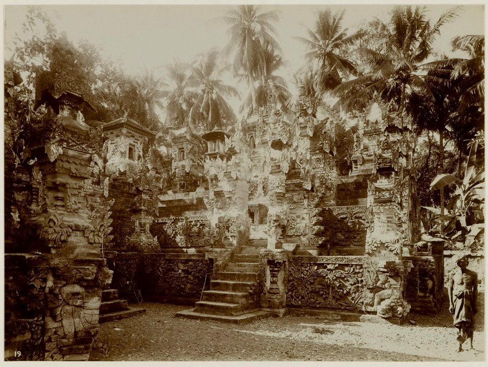 KITLV - 28732 - Kurkdjian, N.V. Photografisch Atelier O. - Soerabaja - Temple on Bali - circa 1915
