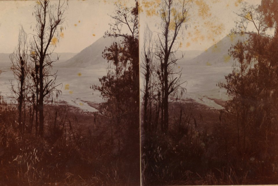KITLV - 154572 - Kurkdjian, Ohannes - Soerabaya - Sand Sea (Lautan pasir) and Mount Batok in Tengger Mountains - circa 1910