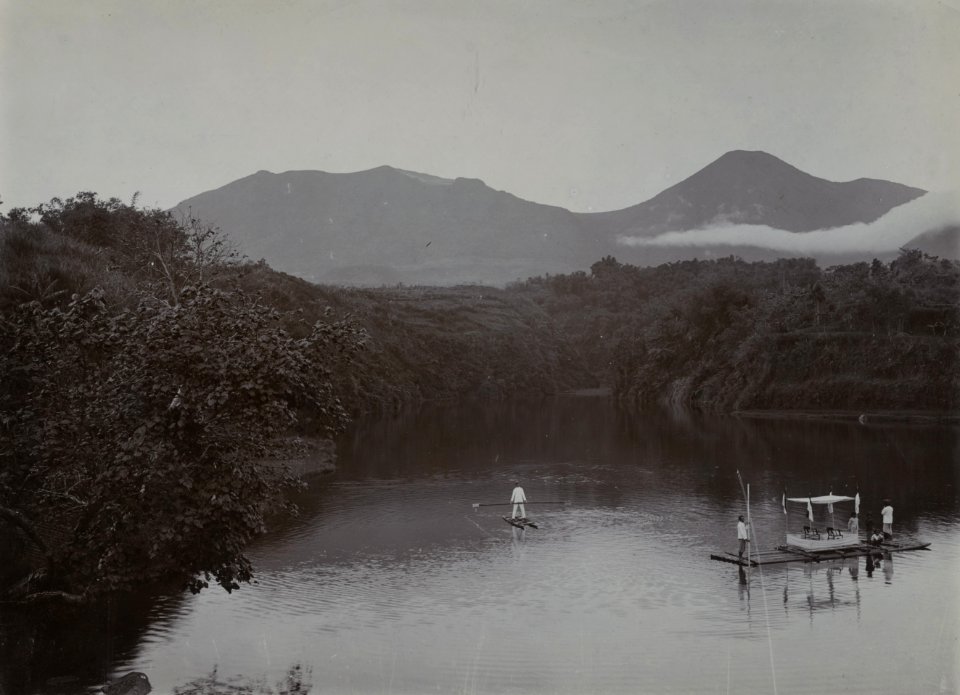 KITLV - 114094 - Kurkdjian, Ohannes - Lake Sindanglaya near Cianjur, Java, with people on a raft and a man on water skis - circa 1910