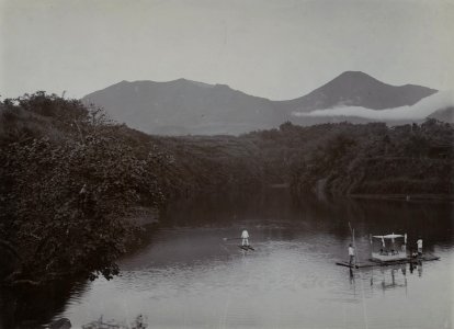 KITLV - 114094 - Kurkdjian, Ohannes - Lake Sindanglaya near Cianjur, Java, with people on a raft and a man on water skis - circa 1910