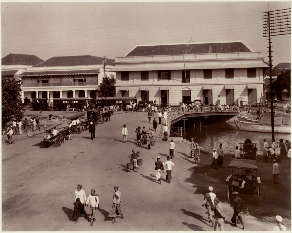 KITLV - 28764 - Kurkdjian, Ohannes - Soerabaja - Roode brug (Red bridge) in Surabaya - circa 1900