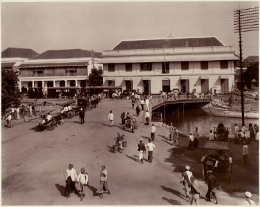 KITLV - 28764 - Kurkdjian, Ohannes - Soerabaja - Roode brug (Red bridge) in Surabaya - circa 1900