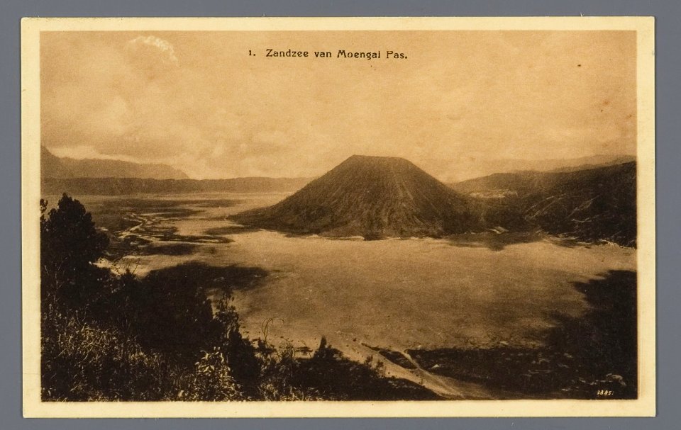 KITLV - 33431 - Kurkdjian, N.V. Photografisch Atelier - Soerabaja - Sand sea (Lautan pasir) seen from the Mungal mountain pass - circa 1920