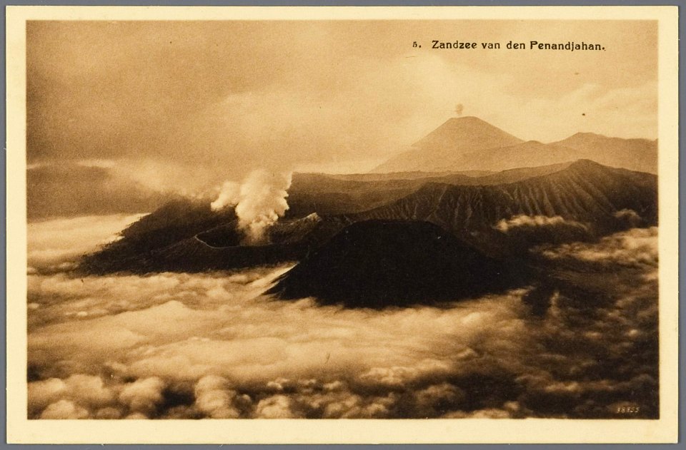 KITLV - 33435 - Kurkdjian, N.V. Photografisch Atelier - Soerabaja - Sand Sea (Lautan pasir) in the Tengger Mountains seen from Mount Penanjakan- Mount Bromo, Java - circa 1920