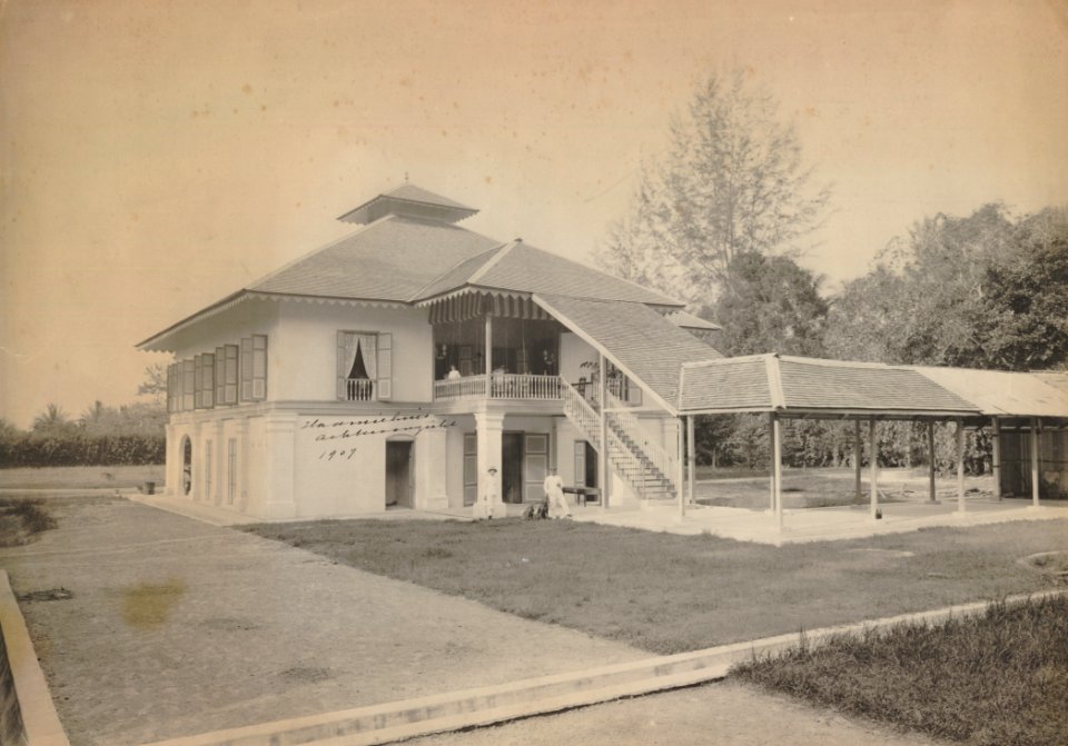 KITLV - 114787 - Kleingrothe, C.J. - Medan - Rear of an administrator's house, presumably in the east coast of Sumatra - 1907