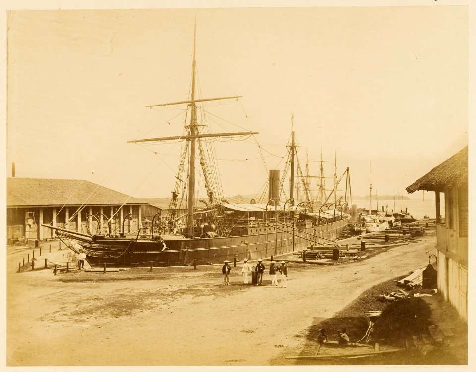 KITLV - 29164 - The steamship Brisbane in dry dock in Singapore - 1860