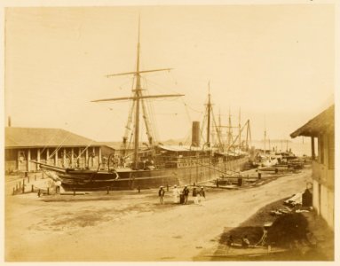 KITLV - 29164 - The steamship Brisbane in dry dock in Singapore - 1860