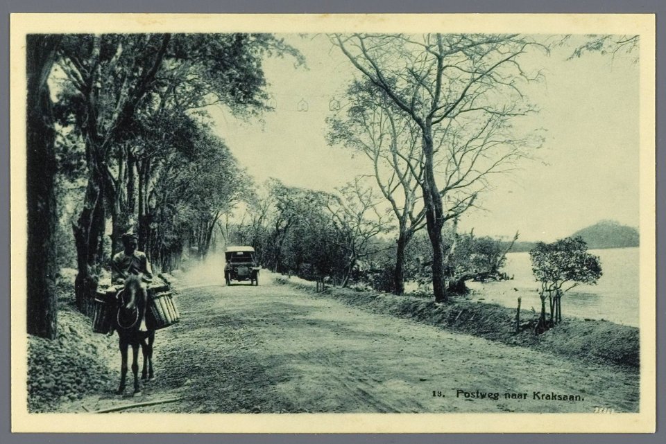 KITLV - 33443 - Kurkdjian, N.V. Photografisch Atelier - Soerabaja - Post Road to Kraksaan, Probolinggo, Java - circa 1920