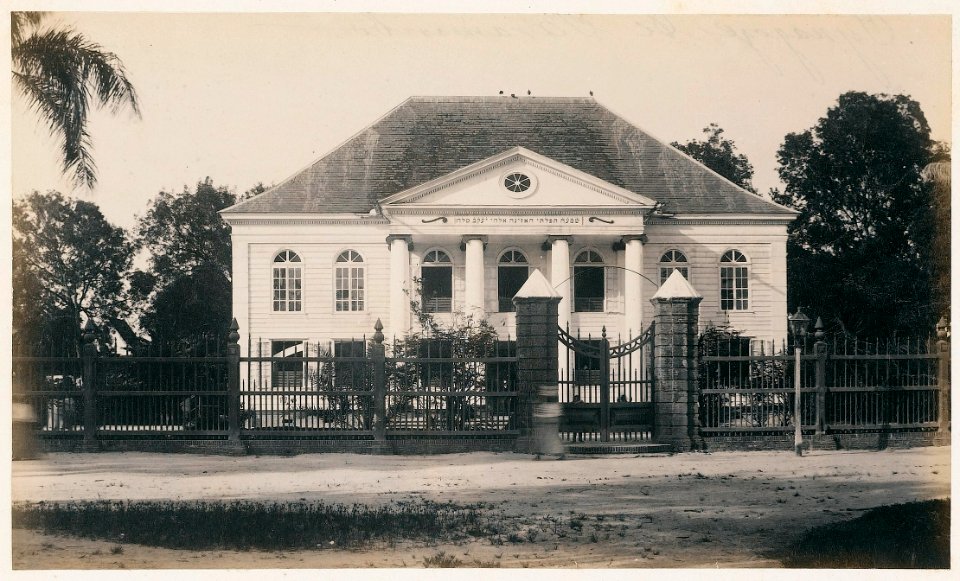 KITLV - 11644 - High German-Jewish (Dutch-Jewish) synagogue Neve Salom in the Keizerstraat in Paramaribo - 1892-02-19- 1892-02-25