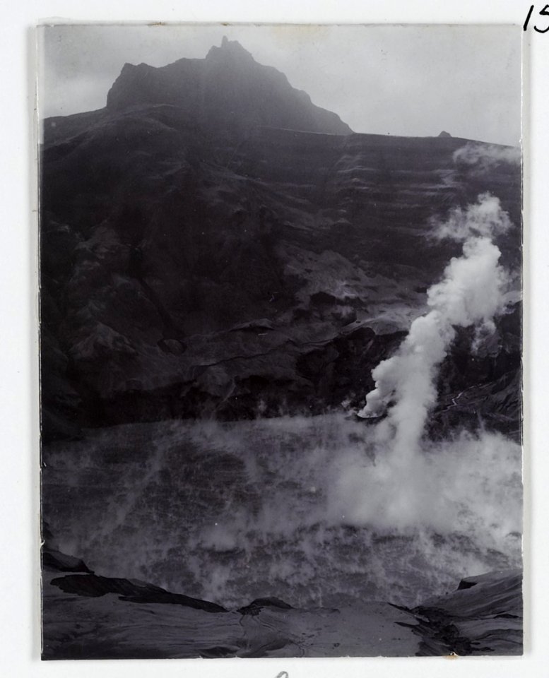 KITLV - 15681 - Kurkdjian, Ohannes - Crater lake of the Gunung Kelud volcano after the eruption in East Java - 1901