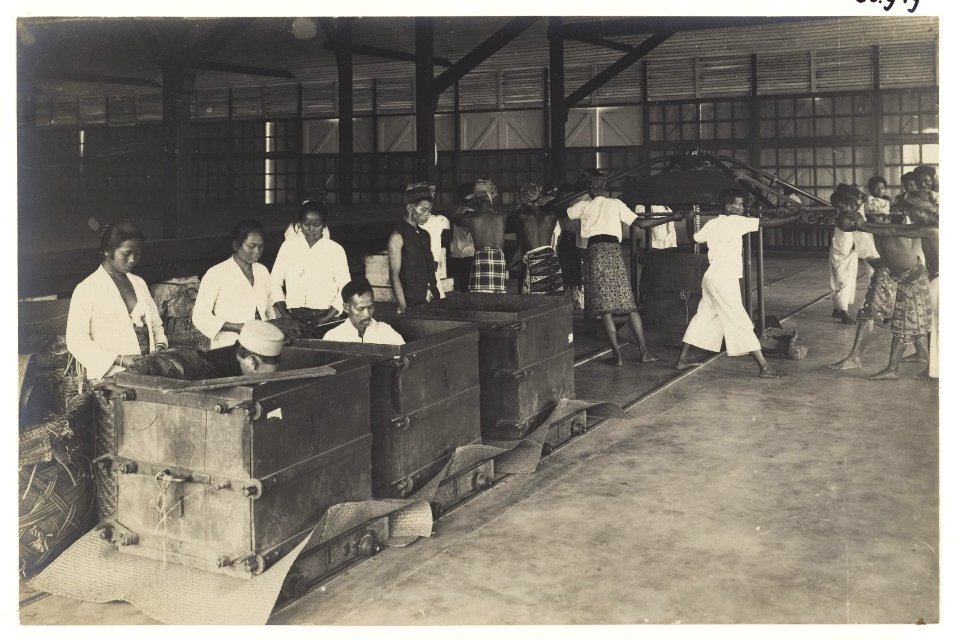 KITLV - 33949 - Kleingrothe, C.J. - Medan - Pressing and packaging of tobacco on Sumatra's east coast - circa 1905