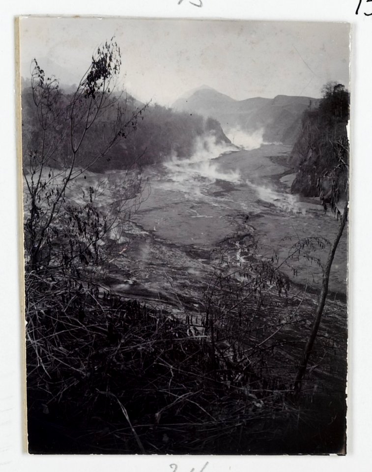KITLV - 15685 - Kurkdjian, Ohannes - Evaporation of the Kali Semut river after the eruption of Gunung Kelud, East Java - 1901