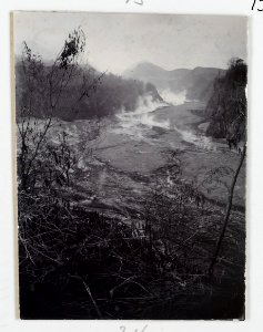 KITLV - 15685 - Kurkdjian, Ohannes - Evaporation of the Kali Semut river after the eruption of Gunung Kelud, East Java - 1901