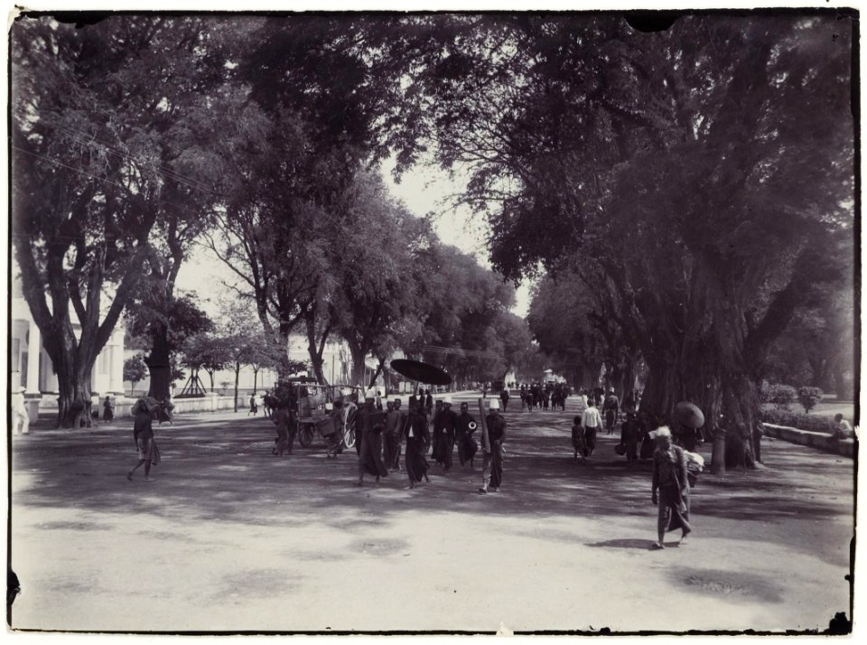 KITLV - 34178 - Kurkdjian, N.V. Photografisch Atelier O. - Soerabaja - Streetscape at Surakarta - circa 1915