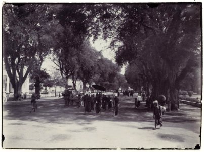 KITLV - 34178 - Kurkdjian, N.V. Photografisch Atelier O. - Soerabaja - Streetscape at Surakarta - circa 1915
