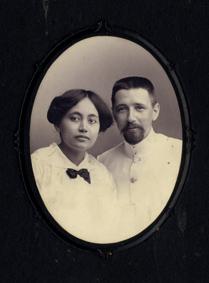 KITLV - 124836 - Kurkdjian, N.V. Fotografisch Atelier O. - Soerabaia-Java - European couple, Cornelis Adriaan Krabbendam and Sara Josephine Krabbendam-Koot, whom he married in 1914, in Surabaya - 1912-1917
