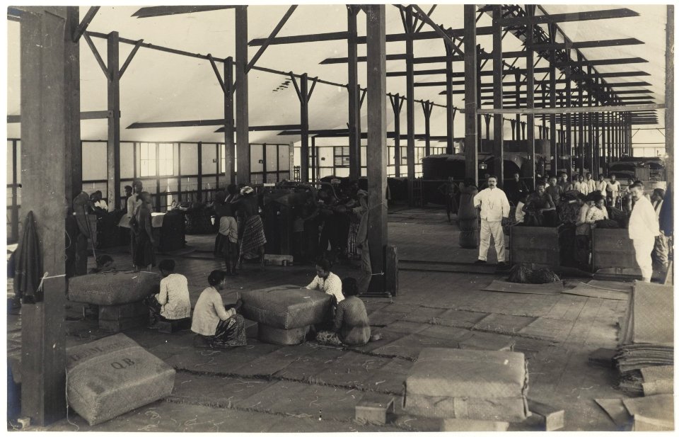 KITLV - 34577 - Kleingrothe, C.J. - Medan - Taking away the sorted tobacco at the company Kwala Bingei of the Deli Company in Deli - 1905