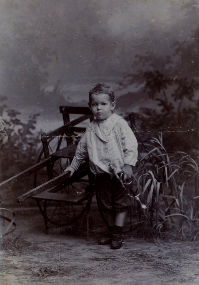 KITLV - 124881 - Stafhell & Kleingrothe - Medan-Deli-Sumatra - European boy, probably at Medan, Sumatra - 1895-1910