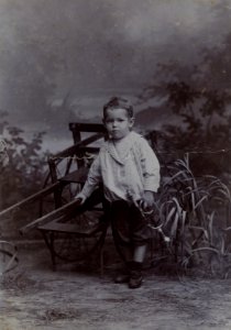 KITLV - 124881 - Stafhell & Kleingrothe - Medan-Deli-Sumatra - European boy, probably at Medan, Sumatra - 1895-1910