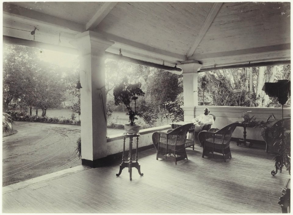 KITLV - 2953 - Kurkdjian - Soerabaja - Mr. A. Paets tot Gansoyen sitting on the porch of his house in Sawahan, Surabaya - 1909