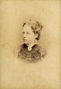 KITLV - 124917 - Lambert & Co, G.R. - Singapore - European woman at Singapore - 1880-1895