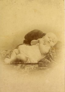 KITLV - 124970 - Stafhell & Kleingrothe - Medan-Deli Sumatra's O.K. - Baby in Medan, Sumatra - 1885-1900