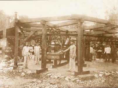 KITLV - 158792 - Kurkdjian - Sourabaia-Java - Gold mining in the mining company Totok Sulawesi at Monsal in the Minahasa - circa 1900 photo