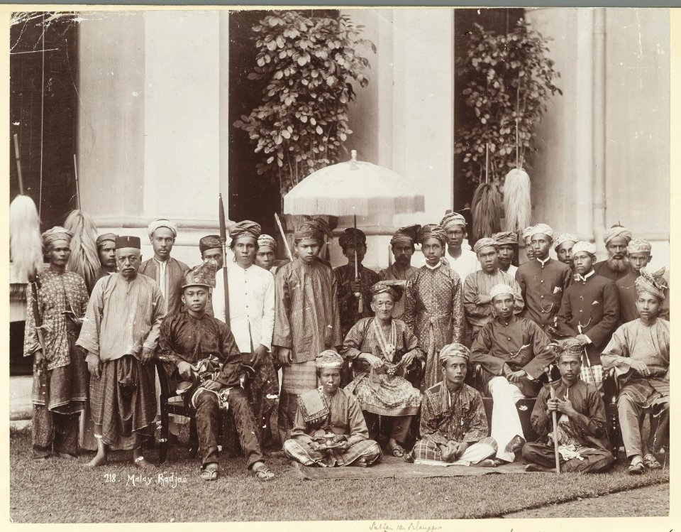 KITLV - 3607 - Lambert & Co., G.R. - Singapore - Sir Abdul Samad, Sultan of Selangor, with its retinue in front of the government building in Singapore - 1890-03-27