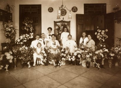 KITLV - 159115 - Kurkdjian - Soerabaia - Family with floral arrangements in Surabaya, probably made during a wedding jubilee - circa 1905