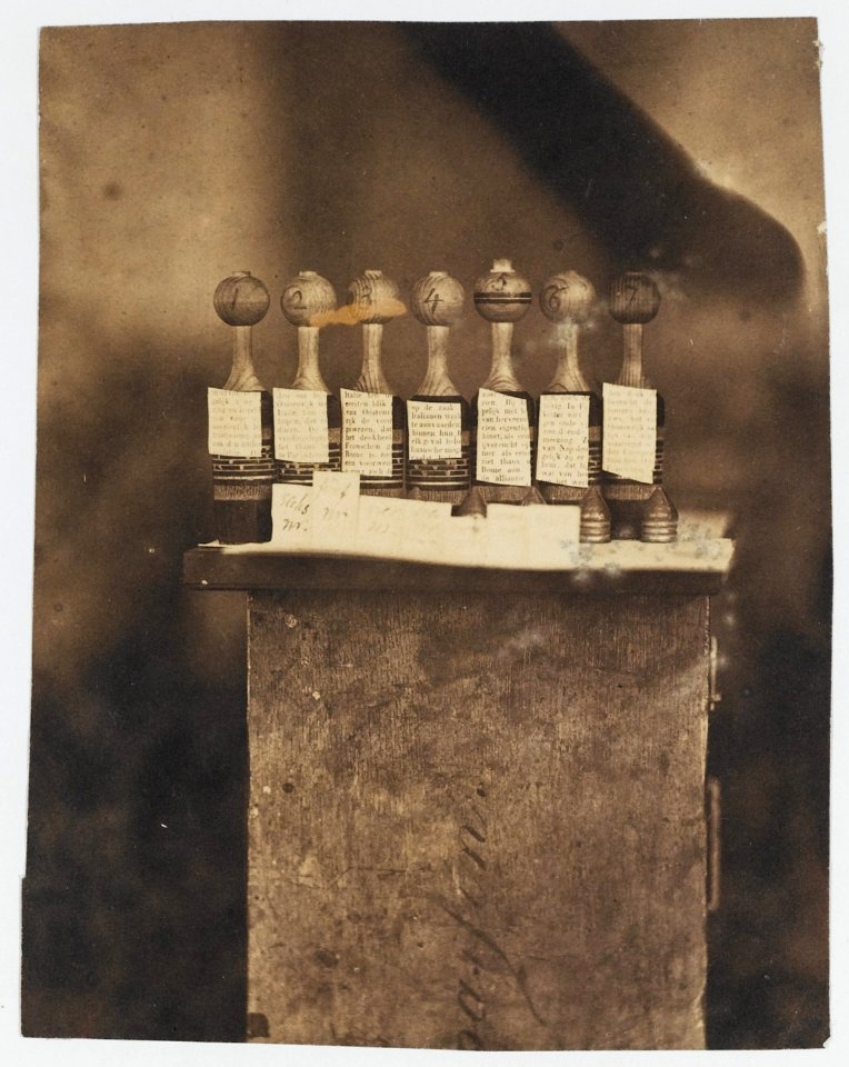 KITLV - 16043 - Junghuhn, Franz Wilhelm (1809-1864) - Wooden skittles for a game numbered 1 to 7 at Lembang near Bandung - circa 1860