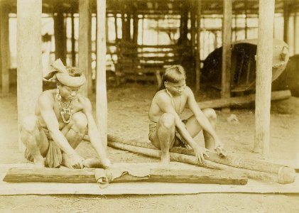 KITLV - 160454 - Demmeni, J. - The beating of bark (inside of the ficus), which is used for making clothes, by Kayans on the Upper Mahakam, Central Borneo - 1898-1900