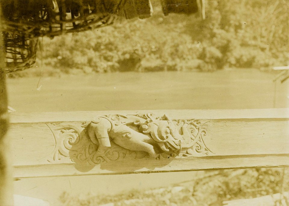 KITLV - 160458 - Demmeni, J. - Wood carving (animals) on the paneling on the front porch of the house of Kwing Irang, head of the Kayans, the Bloeoe, Upper Mahakam, Central Borneo - 1898-1900