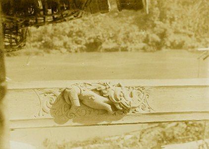 KITLV - 160458 - Demmeni, J. - Wood carving (animals) on the paneling on the front porch of the house of Kwing Irang, head of the Kayans, the Bloeoe, Upper Mahakam, Central Borneo - 1898-1900