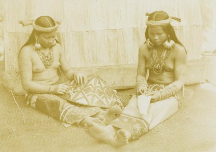 KITLV - 160461 - Demmeni, J. - Edoh Sulang braids a colored hat and Dewong Gehad tacks a samit (work bag of palm leaves), Upper Mahakam - 1898-1900