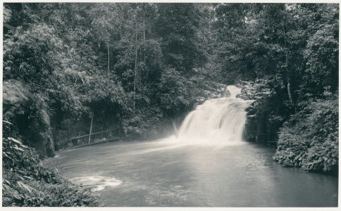 KITLV - 12616 - Kleingrothe, C.J. - Medan - Waterfall of the Sungai Bampu at Gunungrintih in Deli - 1903