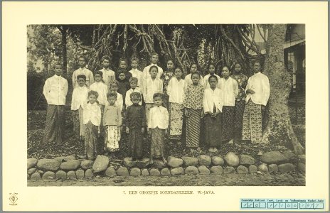 KITLV - 37337 - Demmeni, J. - Tulp, De - Haarlem - Sundanese teachers and students at Buitenzorg (Bogor) - 1911