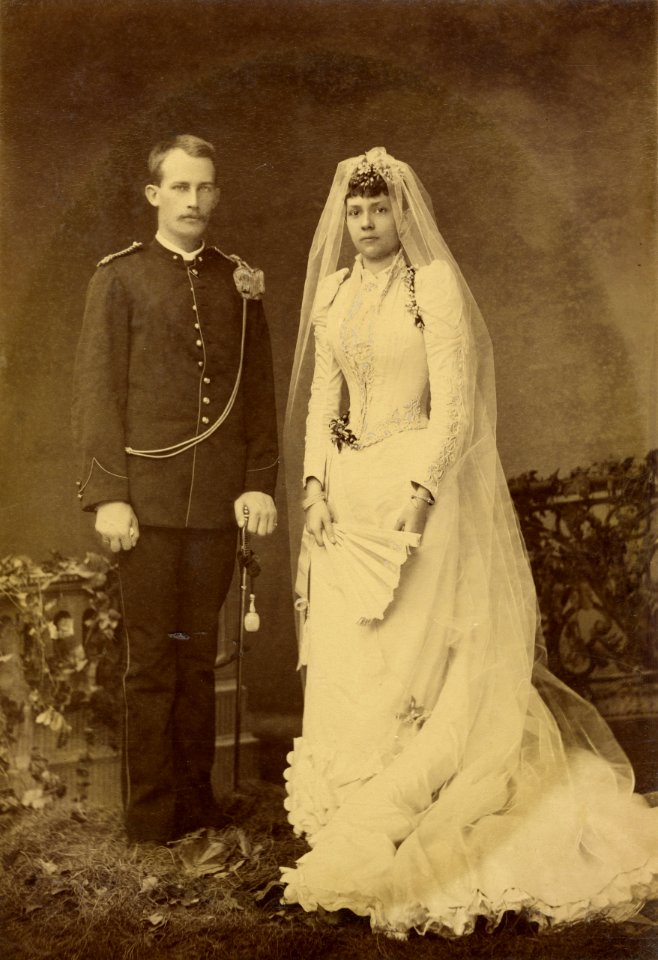 KITLV - 32943 - Kurkdjian, Ohannes - Wedding photo of lieutenant of infantry Frederik Godfried van Delden and Justine Caroline Ament, Magelang - 1891-10-27