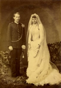 KITLV - 32943 - Kurkdjian, Ohannes - Wedding photo of lieutenant of infantry Frederik Godfried van Delden and Justine Caroline Ament, Magelang - 1891-10-27
