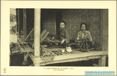 KITLV - 37340 - Demmeni, J. - Tulp, De - Haarlem - Kain female weavers at Baros in West Java - 1911