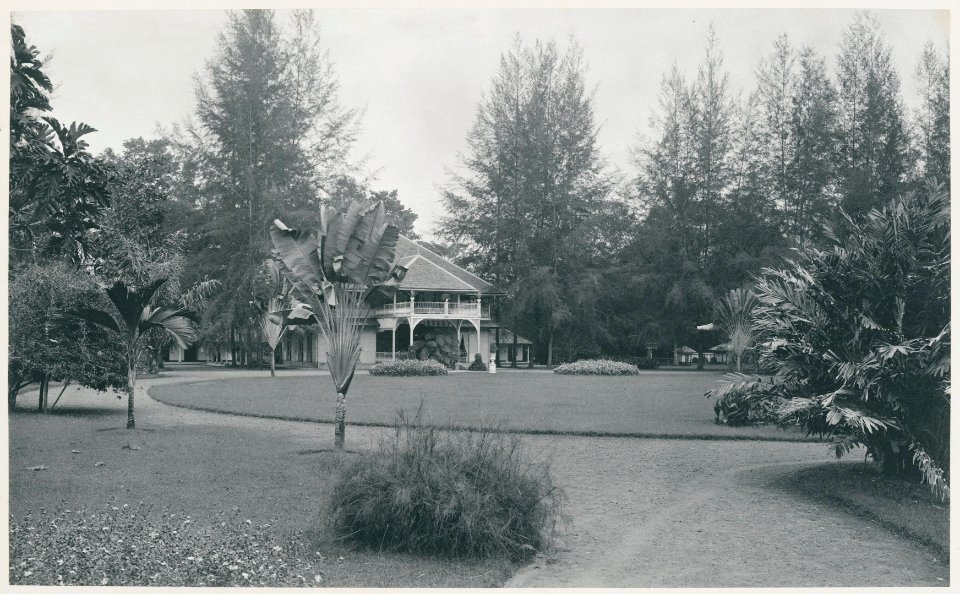 KITLV - 12628 - Kleingrothe, C.J. - Medan - Administrator's house on the plantation Sungai Mencirim belonging to the Tobacco Company Arendsburg in Deli - 1903