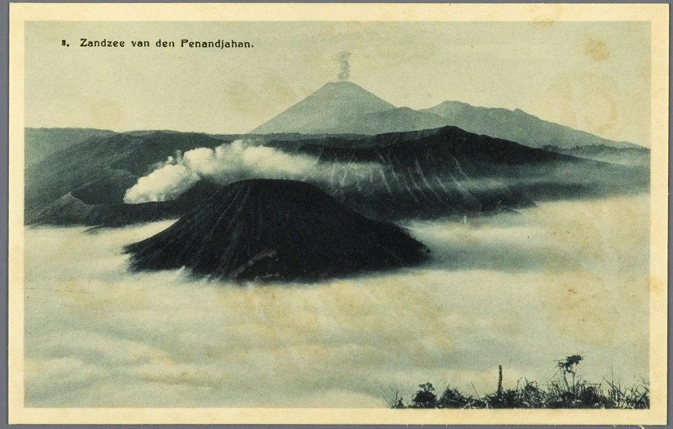 KITLV - 33433 - Kurkdjian, N.V. Photografisch Atelier - Soerabaja - Sand Sea (Lautan pasir) seen at the Tengger mountains seen from Gunung Penanjakan - Gunung Bromo - circa 1920