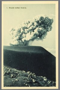KITLV - 33437 - Kurkdjian, N.V. Photografisch Atelier - Soerabaja - Eruption of the volcano Mount Semeru (Gunung Semeru) in East Java - circa 1920