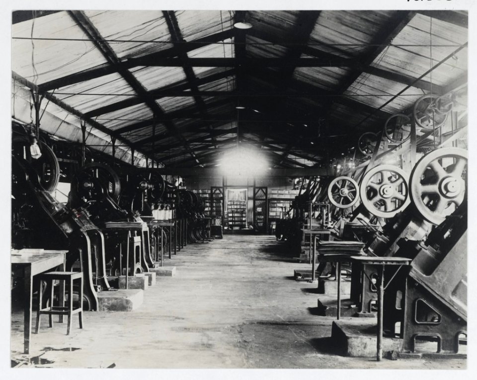 KITLV - 16636 - Kleingrothe, C.J. - Medan - Plant oil cans Batavian Petroleum Company at Pangkalan Brandan - 1916