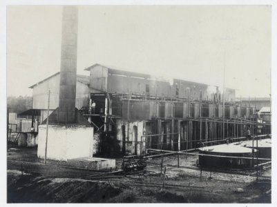 KITLV - 16640 - Kleingrothe, C.J. - Medan - Distillation battery, presumably of the refinery of the Batavian Petroleum Company at Pangkalan Brandan - 1916
