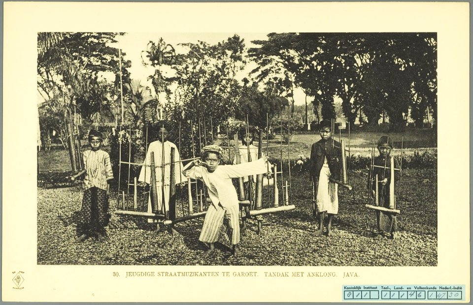 KITLV - 37360 - Demmeni, J. - Tulp, De - Haarlem - Youthful street musicians at Garut - 1911